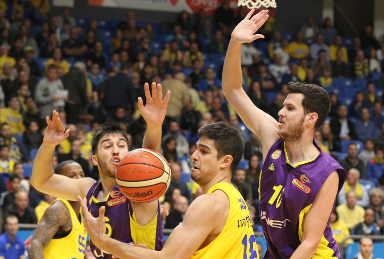 פניני מפריע לשגב לעלות לסל (עדי אבישי)