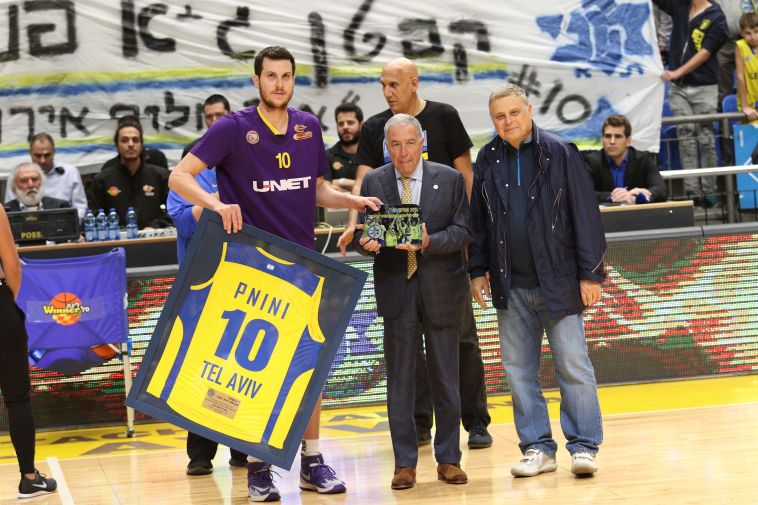 גיא פניני מקבל כבוד משמעון מזרחי ודייויד פדרמן (עדי אבישי)