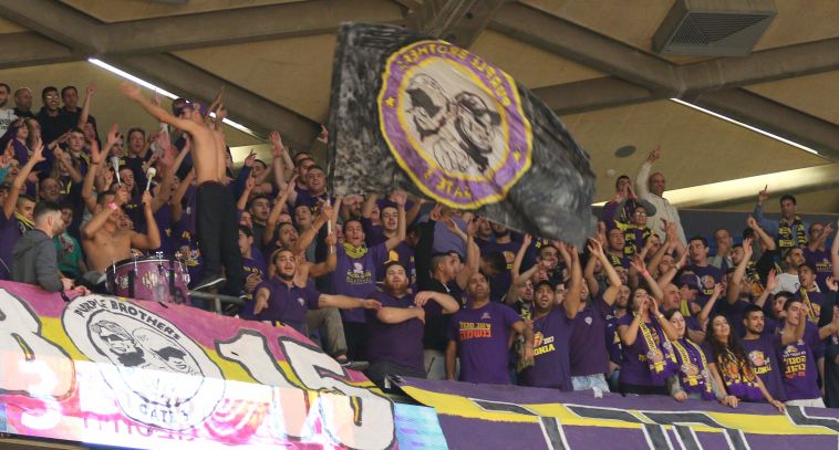 אוהדי חולון מפגינים נוכחות (עדי אבישי)