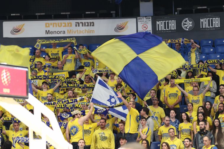 אוהדי מכבי תל אביב צובעים את ההיכל בצהוב (עדי אבישי)