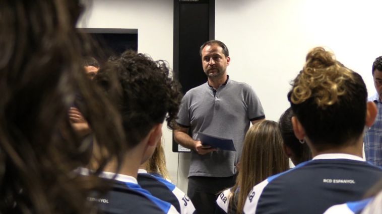 פרנאו. טוען שההבדלים בעיקר תרבותיים ואנתרופולוגים (אספניול, רשמי)