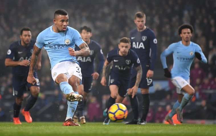 גבריאל ז'סוס. ניגש לבעוט את הפנדל (gettyimages)