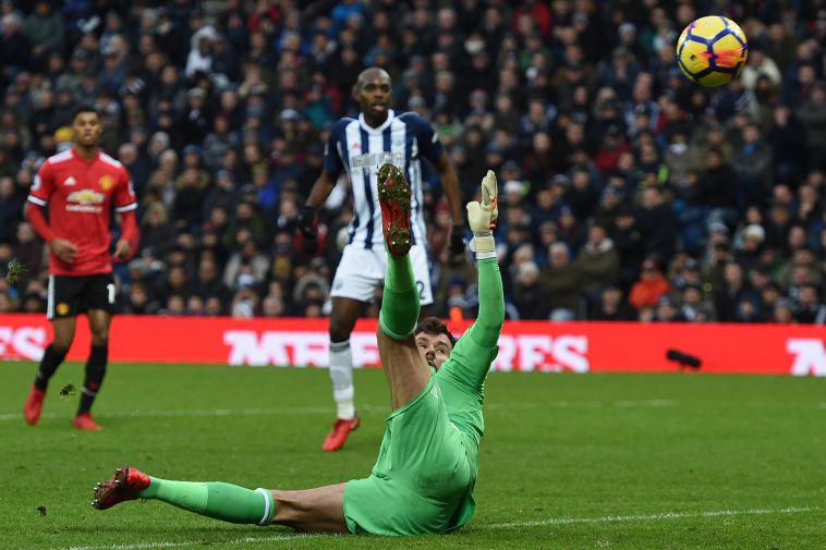 הכדור עובר מעל פוסטר חסר האונים אל הרשת (AFP)