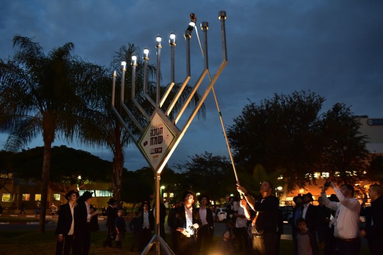 הדלקת החנוכיה הדלקת החנוכיה