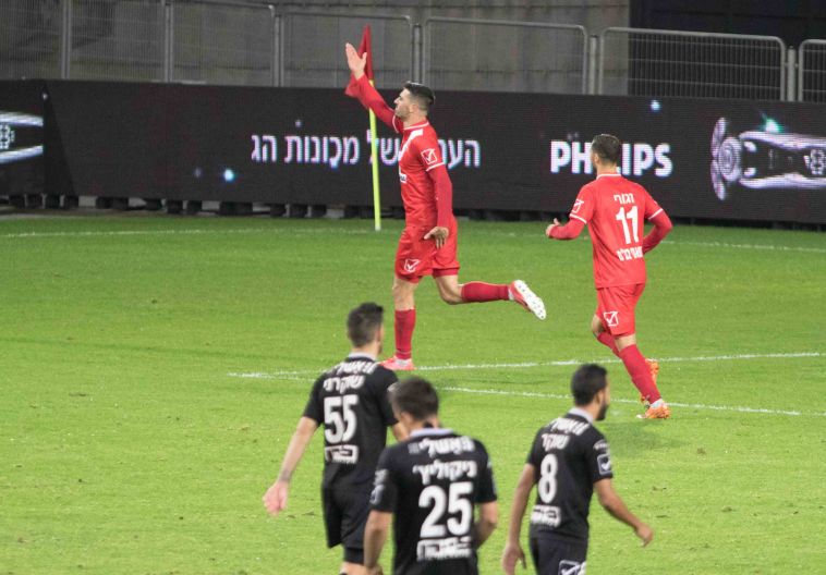 שלומי אזולאי חוגג את שערו השני העונה (יוני אריאלי)