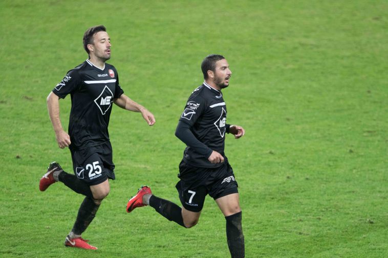 שמעון אבוחצירה בטירוף אחרי השער (יוני אריאלי)