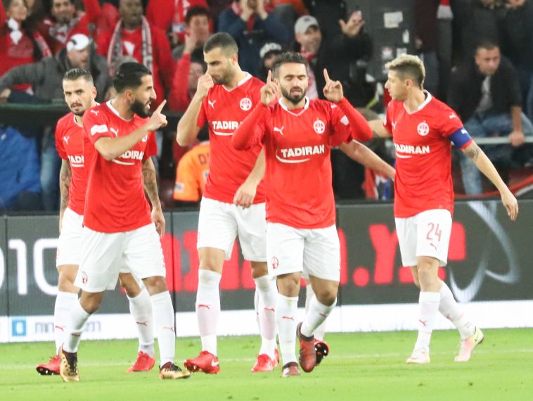 אוחנה מודה לאל על השער (דני מרון)