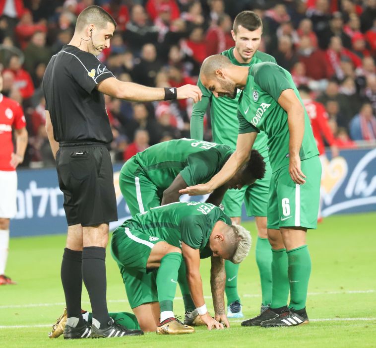 החברים בירוק באים לבדוק את מצבו של בוזגלו (דני מרון)