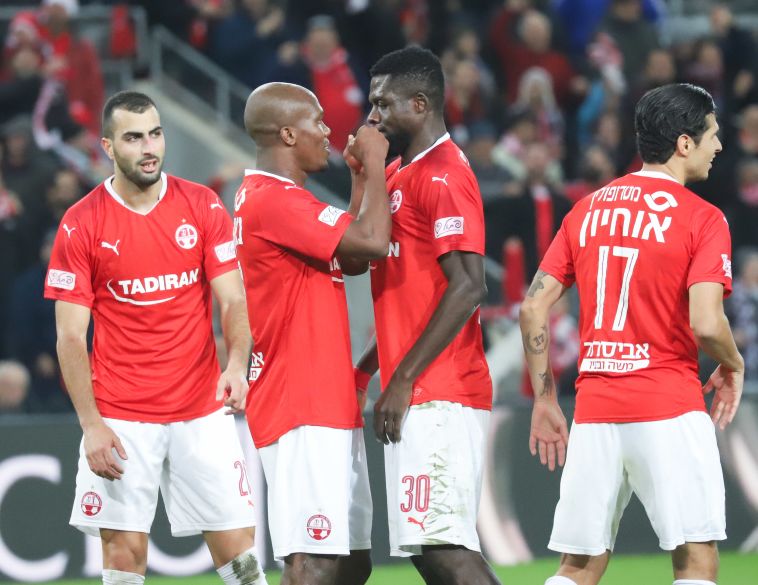 וואקמה ואוגו בעוד חגיגה אופיינית (דני מרון)