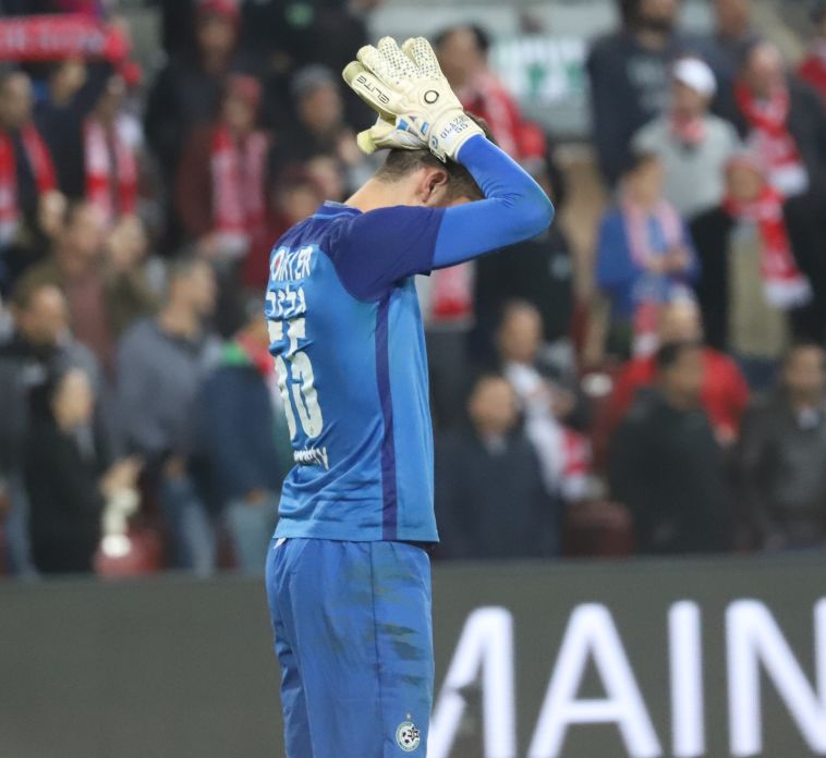 עומרי גלזר תופס את הראש. משחק רע לשוער (דני מרון)