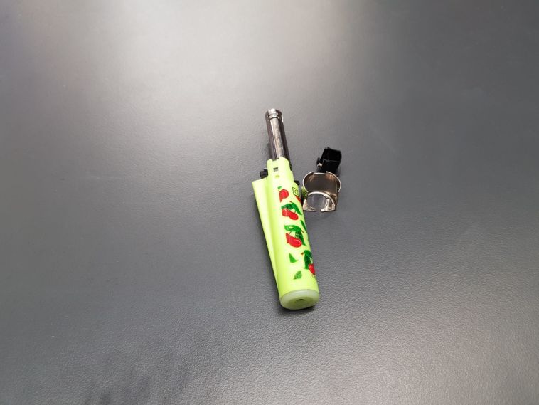 אחד המצתים שנזרקו אחד המצתים שנזרקו