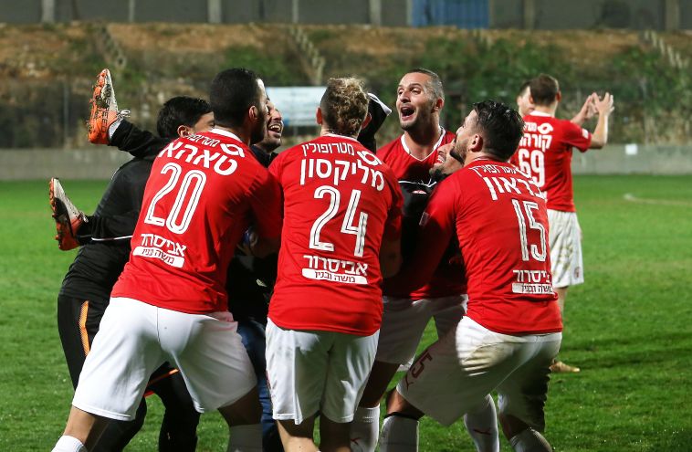 שחקני באר שבע חוגגים בסיום (ערן לוף)
