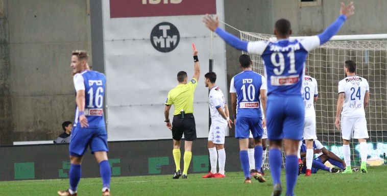 ריינשרייבר שולף את האדום לדיניז (עדי אבישי)