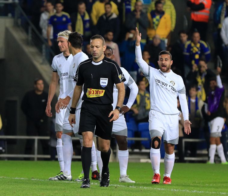 שחקני נתניה באים בטענות אל גרינפלד (ערן לוף)