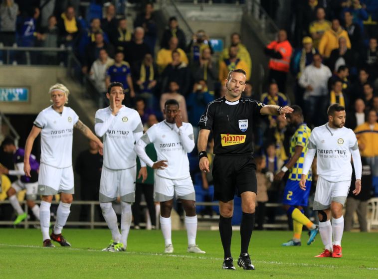 השופט מצביע על הנקודה הלבנה ולא בצדק (ערן לוף)