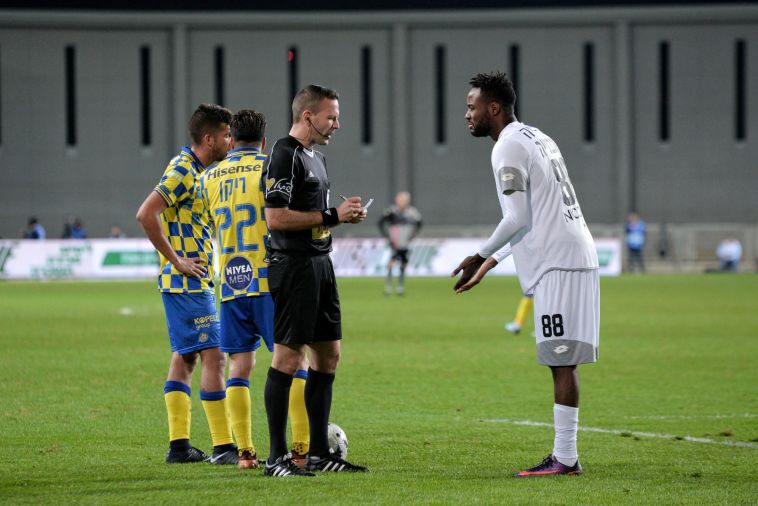 ריקן ומיכה. רגע לפני הבעיטה המסוכנת של המגן (ערן לוף)