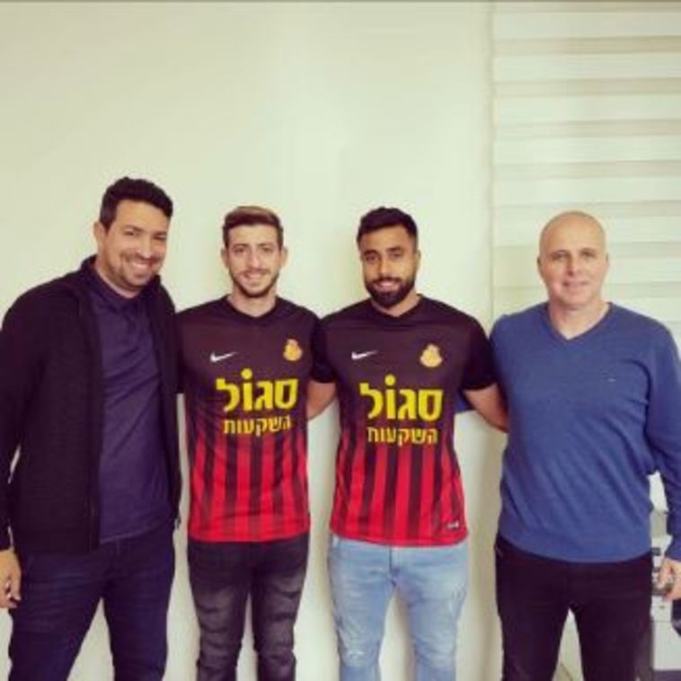 פיבן וג'אן במעמד החתימה (צילום מסך מתוך פייסבוק)