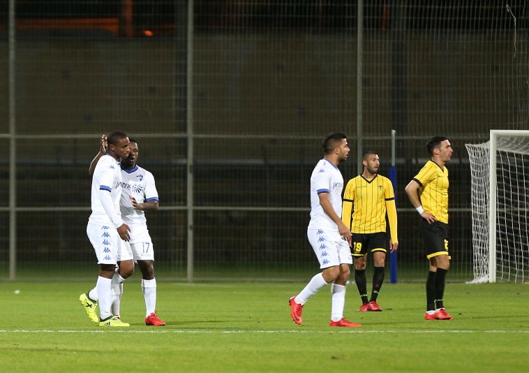 האסלביינק מברך את לקאו על הגול (ערן לוף)