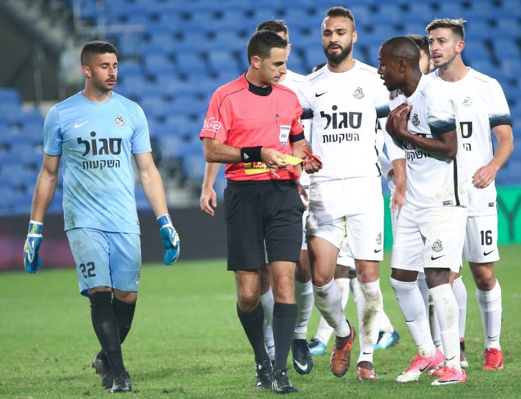 שחקני אשדוד מקיפים את ריינשרייבר (דני מרון) שחקני אשדוד מקיפים את ריינשרייבר (דני מרון)