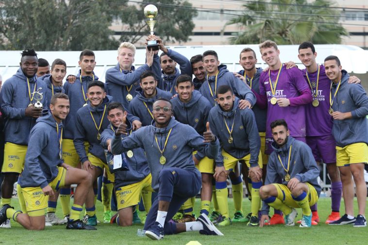 שחקני קבוצת הנוער של מכבי ת