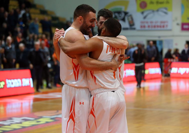 שחקני נס ציונה חוגגים (אודי ציטיאט)