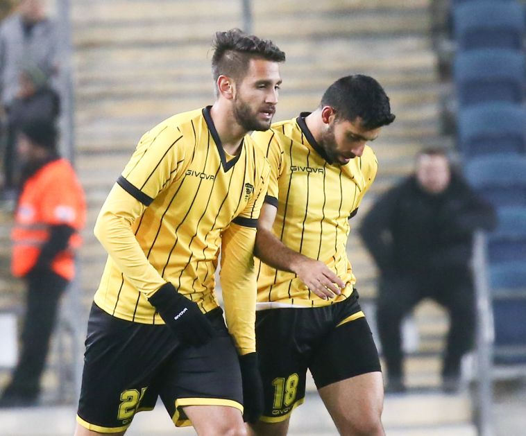 וארן ועזרא. אוהבים לשחק בקו (דני מרון)