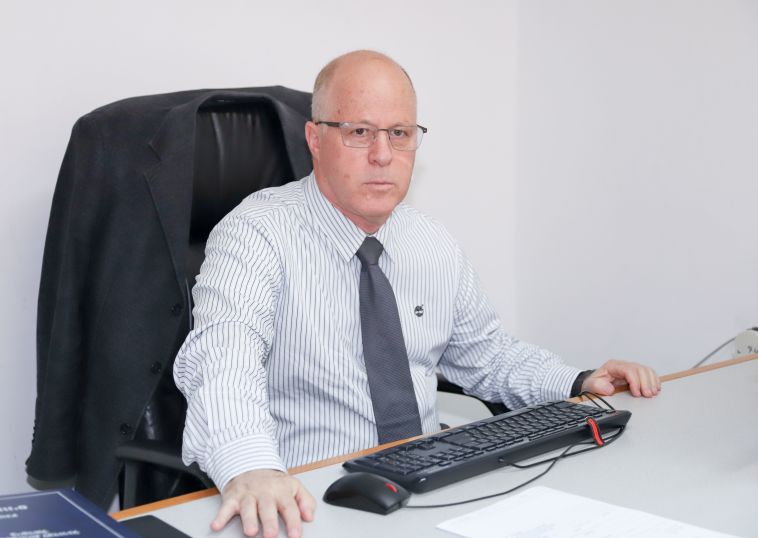 גיורא לנדאו. הדיינים מתלבטים (דני מרון) גיורא לנדאו. הדיינים מתלבטים (דני מרון)