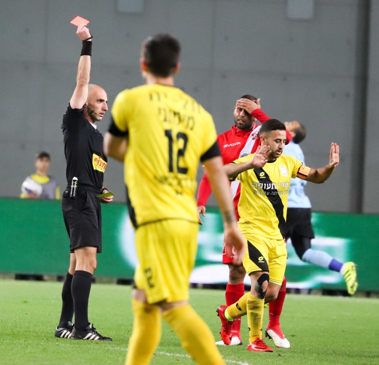 סבע מקבל את הכרטיס האדום (דני מרון)