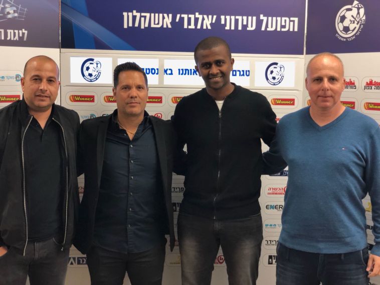 מסאיי דגו לאחר החתימה (הפועל אשקלון, האתר הרשמי) מסאיי דגו לאחר החתימה (הפועל אשקלון, האתר הרשמי)