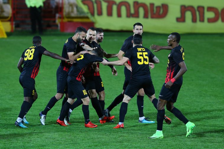 שחקני אשדוד חוגגים. מחצית שניה סוערת (לירון מולדובן) שחקני אשדוד חוגגים. מחצית שניה סוערת (לירון מולדובן)