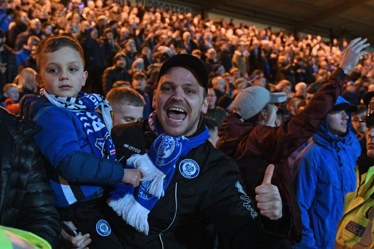 אוהדי רוצ'דייל חוגגים (AFP)