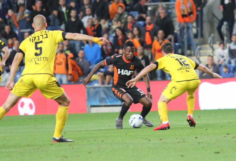 צ'יבוטה מול ורגוץ' ומימוני. המשחק נרגע במחצית השנייה (עדי אבישי)