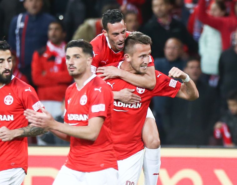 שחקני הפועל ב"ש חוגגים (דני מרון) שחקני הפועל ב"ש חוגגים (דני מרון)