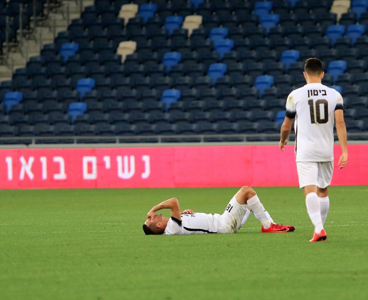 שחקני אשדוד לאחר ההפסד בתוספת הזמן. "אסור להשאיר את הדקה הזאת באוויר" (ערן לוף) שחקני אשדוד לאחר ההפסד בתוספת הזמן. "אסור להשאיר את הדקה הזאת באוויר" (ערן לוף)