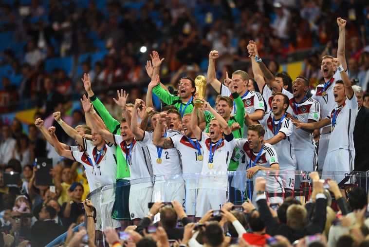 נבחרת גרמניה מניפה את גביע העולם ב-2014 (יח