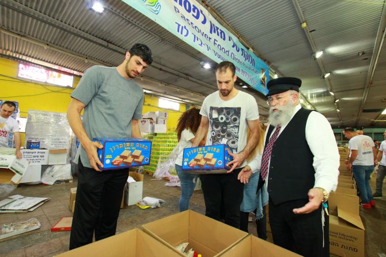 הלפרין ואליהו אורזים ארוחות לחג הפסח (צילום: עמותת "יד ביד") הלפרין ואליהו אורזים ארוחות לחג הפסח (צילום: עמותת "יד ביד")