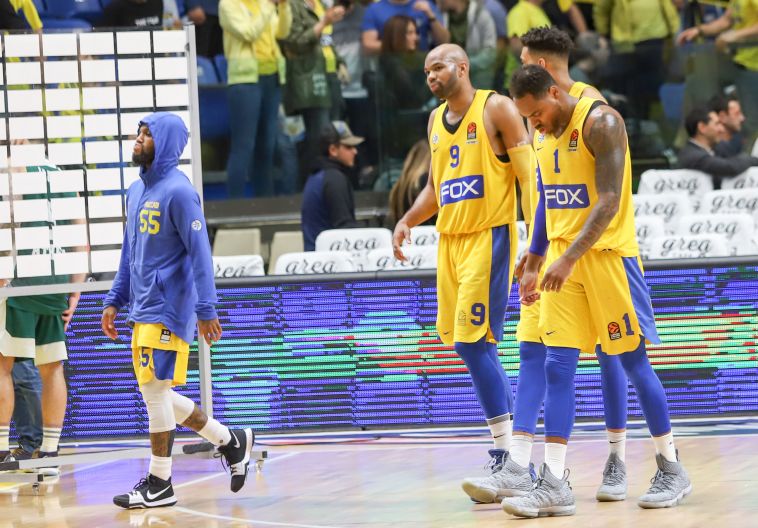 שחקני מכבי תל אביב מאוכזבים אחרי ההפסד האחרון ביורוליג (דני מרון)