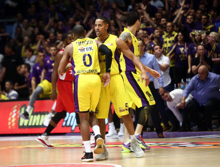 שחקני הפועל חולון. הצליחו לרדת למחצית ביתרון (אודי ציטיאט)