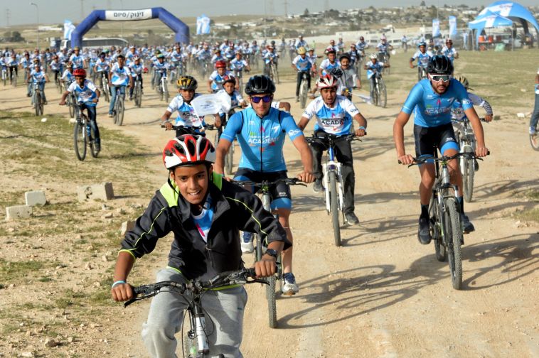 הרוכבים והילדים בהפנינג (veloimages) הרוכבים והילדים בהפנינג (veloimages)