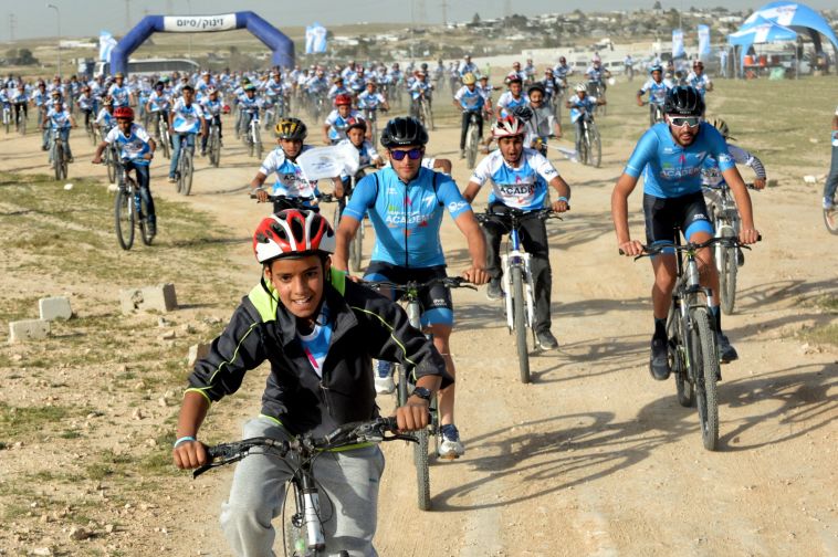 הרוכבים והילדים בהפנינג (veloimages)