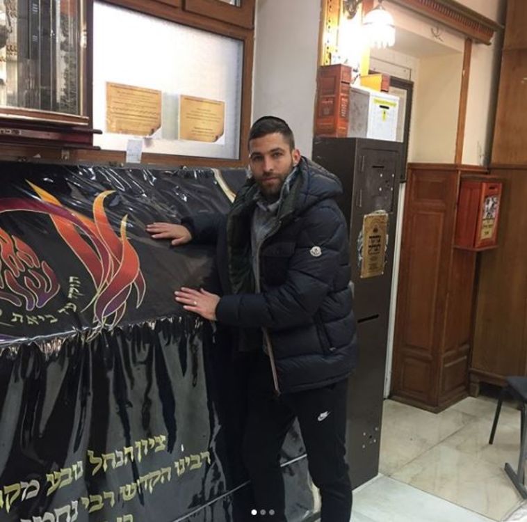 איתי שכטר בקברי צדיקים. איך הוא יגיב? (צילום מסך מאינסטגרם)
