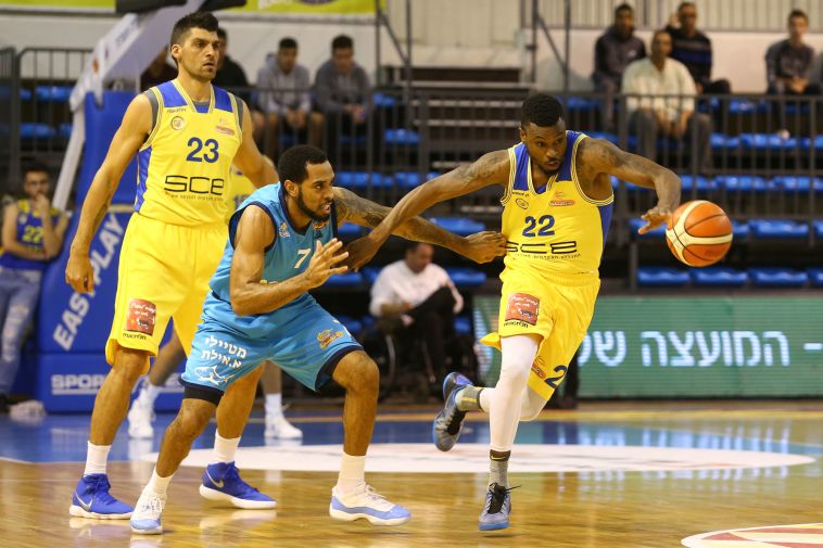 הנרי מול קיצ'ן (לירון מולדובן, מנהלת הליגה) הנרי מול קיצ'ן (לירון מולדובן, מנהלת הליגה)