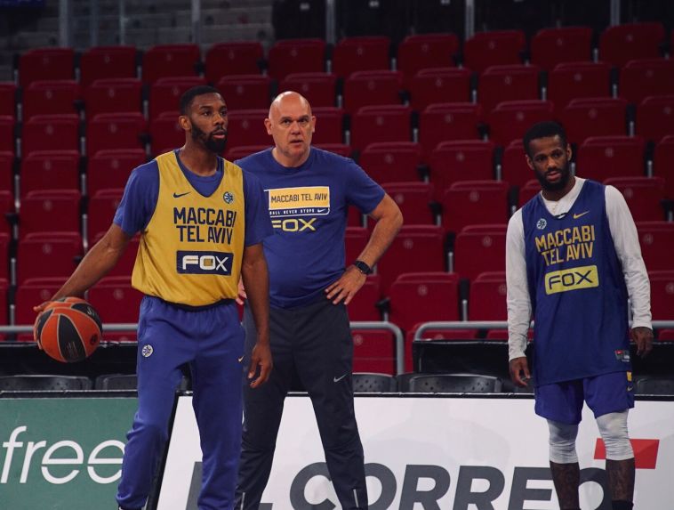 נבן ספאחיה עם קול וג'קסון. משחק העונה (מכבי תל אביב האתר הרשמי)