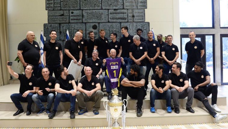 הפועל חולון בבית הנשיא. העניקו לריבלין חולצה הנושאת את שמו (מארק ניימן/לע