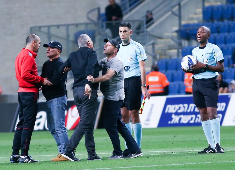 דני גולן מתפרץ על השופט (דני מרון)