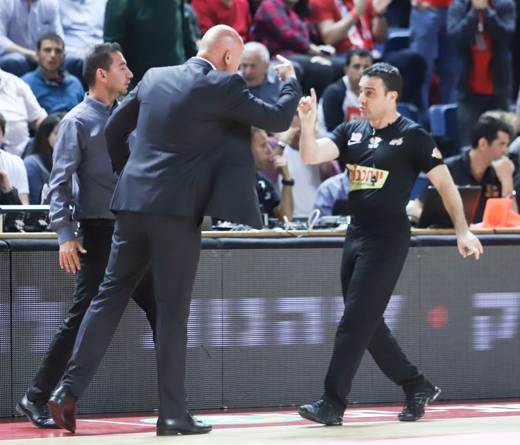 ספאחיה מתעמת עם דודי רומנו (דני מרון)