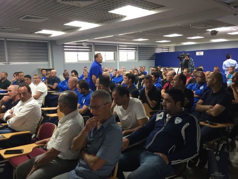 רן בן שמעון מרצה מול בוגרי קורס הפרו (ההתאחדות לכדורגל) רן בן שמעון מרצה מול בוגרי קורס הפרו (ההתאחדות לכדורגל)
