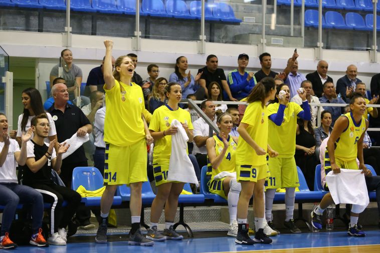 שחקניות מכבי אשדוד חוגגות (לירון מולדובן) שחקניות מכבי אשדוד חוגגות (לירון מולדובן)