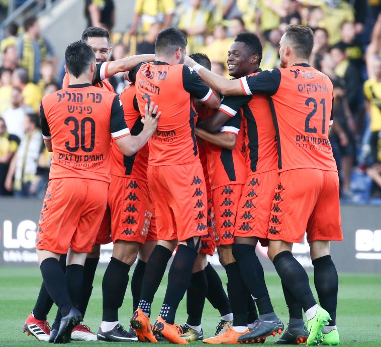 שחקני בני יהודה חוגגים. 