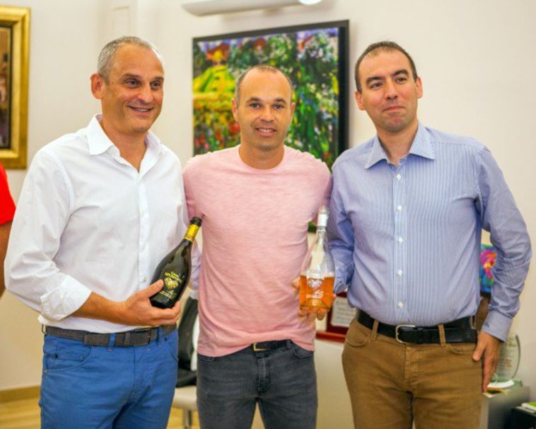 אינייסטה והיינות. חלק מחוזה העתק בסין (יקבי אינייסטה, רשמי)
